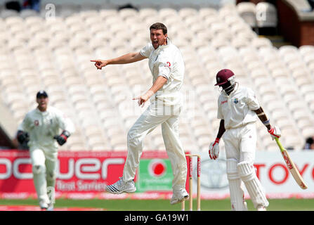 Le joueur d'Angleterre Steve Harmison célèbre son 200e test de cricket de Jerome Taylor des West Indies lors du troisième test de npower à Old Trafford, Manchester. Banque D'Images