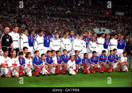 Football - amical - France / Algérie.Les équipes et les mascottes se posent ensemble dans une énorme équipe commune grop Banque D'Images