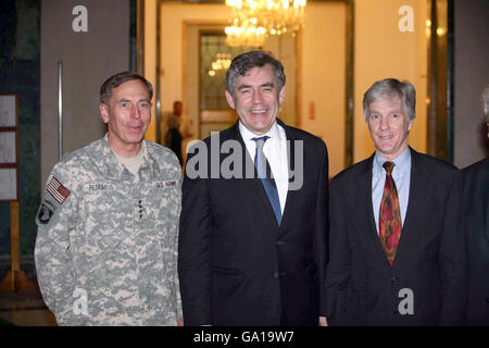 Le chancelier Gordon Brown rencontre le général Petraeus (à gauche) et l’ambassadeur des États-Unis Ryan Crocker à l’ambassade des États-Unis à Bahgdad, en Irak, lors d’une visite dans la région. Banque D'Images