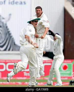 Steve Harmison, de l'Angleterre, célèbre le match de cricket du Fidel Edwards des West Indies avec Michael Vaughan lors du troisième test de npower à Old Trafford, Manchester. Banque D'Images