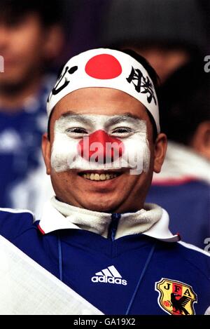 Football - amical - Japon / Nigeria.Un fan du Japon avec le drapeau national peint sur son visage Banque D'Images