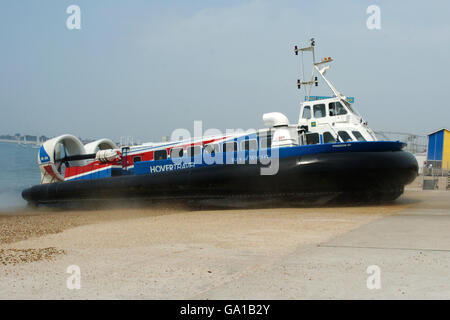 L'un des deux aéroglisseurs de HoverTravel traverse le Solent entre Southsea à Portsmouth et Ryde sur l'île de Wight. Le trajet de dix minutes est le chemin le plus rapide à travers l'eau pour les navetteurs et les vacanciers Banque D'Images