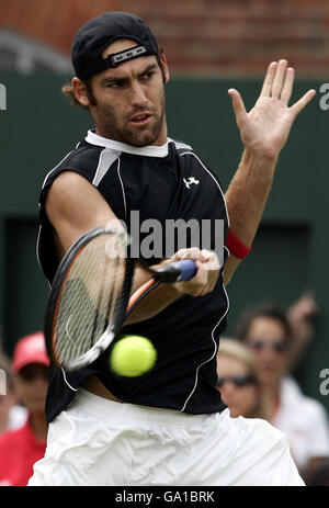 Tennis - Championnats d'Artois - quatrième jour - le Queen's Club.Robby Ginepri, aux États-Unis, joue contre Fernando Gonzalez, au Chili, lors des championnats d'Artois au Queen's Club de Londres. Banque D'Images