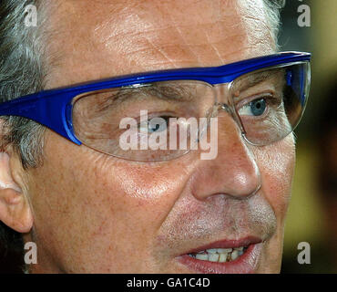 Le Premier ministre britannique Tony Blair porte des lunettes de protection dans le département d'ingénierie lors d'une visite au Knowsley Community College de Liverpool. Banque D'Images