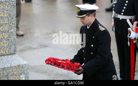 HRH le Prince Edward, comte de Wessex, dépose une couronne au Monument de libération de Stanley dans les Malouines lors d'un service commémoratif le 25e anniversaire du jour de la libération à la fin du conflit des Malouines. Banque D'Images