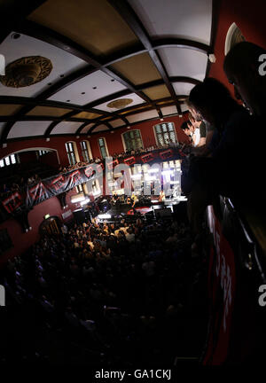 Maximo Park se présentant à la salle de débat de l'Oxford Union à Oxford, dans le cadre de son concert Vodafone TBA. Banque D'Images