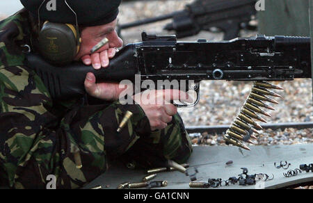 Les cartouches usagées volent alors que le comte de Wessex tire une mitrailleuse GPMG dans une aire de répartition de la base de l'armée britannique à Mount Pleasant, dans les îles Falkland. Banque D'Images