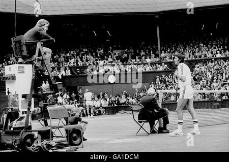 Tennis - Wimbledon 1977 - Ilie Nastase v Bjorn Borg Banque D'Images