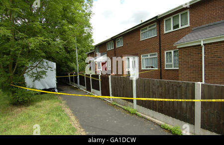 Une tente de police sur les lieux à Longridge, à Knutsford, dans le Cheshire, où un homme de 93 ans a été poignardé à mort à quelques mètres de sa maison. Banque D'Images