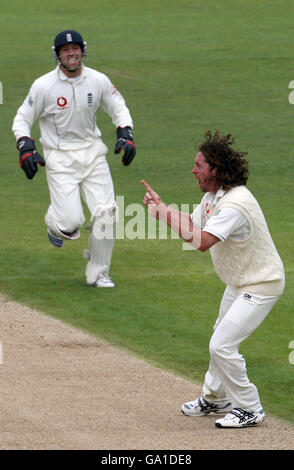 Le Ryan Sidebottom d'Angleterre célèbre après le bowling Marlon Samuels des Antilles pour 19 courses pendant la troisième journée du quatrième test de npower au County Ground, Chester-le-Street, Durham. Banque D'Images