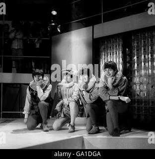 The Beatles - de gauche à droite John Lennon, Ringo Starr, George Harrison et Paul McCartney au Wembley Studio de Rediffusion répète à nouveau « Around the Beatles », la première émission télévisée britannique construite autour du groupe. Banque D'Images