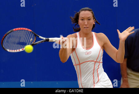 Jelena Jankovic, de Serbie, revient contre Maria Sharapova, de Russie, lors de la finale classique de DFS au Club du Prieuré d'Edgbaston, à Birmingham. Banque D'Images