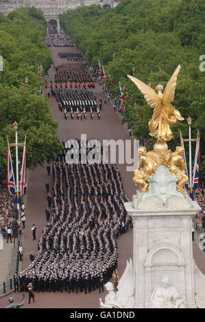 La parade des anciens combattants fait le chemin le long du Mall à Londres pendant le service d'aujourd'hui pour marquer le 25e anniversaire de la guerre des Malouines. Banque D'Images