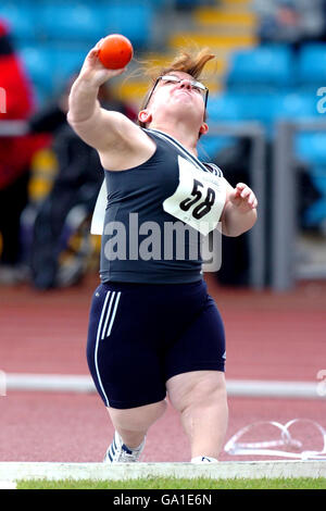 Kim Minet en Grande-Bretagne dans l'action dans le putt de tir de femme classe 36,37,40,44 Banque D'Images