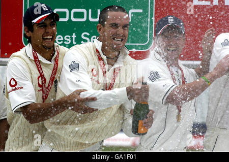 Alastair Cook (à gauche), Kevin Pietersen (au centre) et Paul Collingwood célèbrent après la cinquième journée du quatrième test npower au County Ground, Chester-le-Street, Durham. Banque D'Images