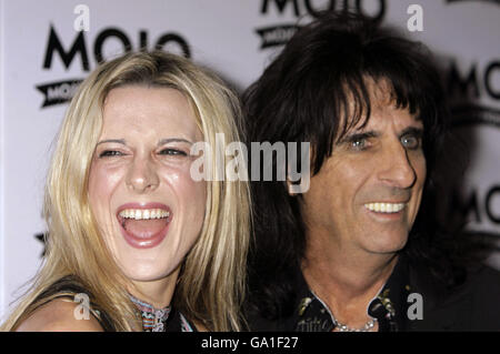 Alice Cooper et sa fille Calico arrivent pour la cérémonie de remise des prix Mojo Honors List à la Brasserie, à l'est de Londres. Banque D'Images