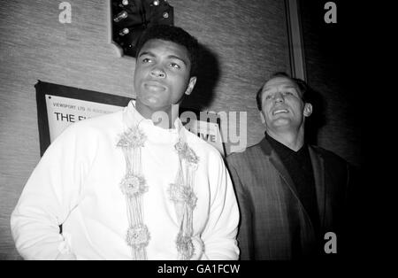 (G-D) le champion du monde de poids lourd Muhammad Ali et le challenger Henry Cooper à l'hôtel Piccadilly, Londres, pour faire connaître leur combat Banque D'Images