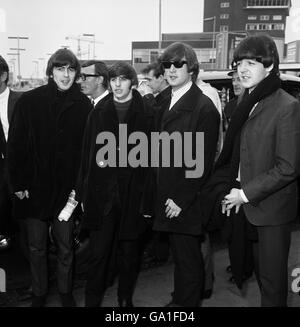 The Beatles (L-R) George Harrison, Ringo Starr, John Lennon et Paul McCartney, à l'aéroport de Londres, alors qu'ils étaient sur le point de monter à bord d'un paquebot BEA pour Édimbourg. Banque D'Images