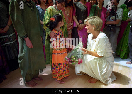 Diana, princesse de Galles pieds nus au temple de mission Hindou Shri Swaminaryan à Neasden, dans le nord de Londres. Diana a visité le Mandir ou le Temple qui est le plus grand en dehors de l'Inde. Banque D'Images