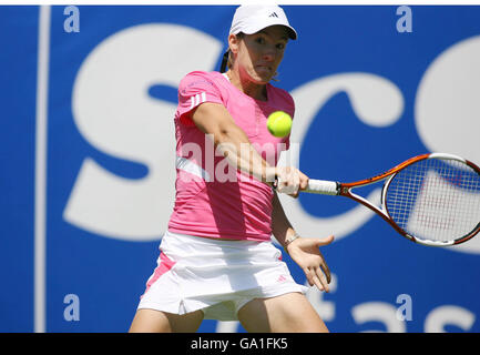 Justine Henin, de Belgique, retourne un service de Nicole Vaidisova, de Tchécoslovaquie, lors de l'International Women's Open à Devonshire Park, à Eastbourne. Banque D'Images