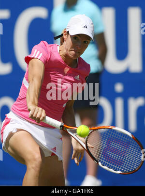 Justine Henin, de Belgique, retourne un service de Nicole Vaidisova, de Tchécoslovaquie, sur la cour centrale lors de l'International Women's Open à Devonshire Park, à Eastbourne. Banque D'Images