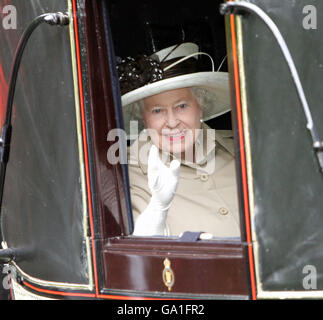 La reine Elizabeth II de Grande-Bretagne arrive en calèche à Royal Ascot le troisième jour de course, connu sous le nom de Ladies Day, à l'hippodrome de Berkshire. Banque D'Images