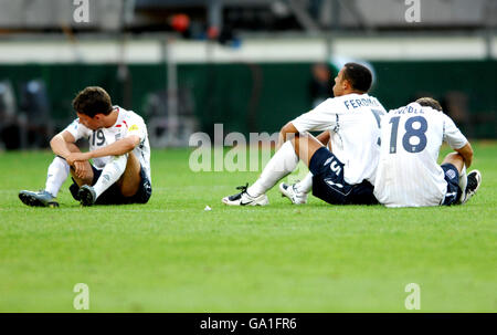 Matt Derbyshire d'Angleterre, Anton Ferdinand et Mark Noble s'assoient abattu après avoir perdu le tir de pénalité Banque D'Images