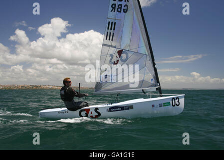 L'équipe olympique britannique de voile espère Ed Wright en action dans sa classe Finn dingy à Cascais, Portugal où il est sur le point de participer aux Championnats du monde de voile de la FIAS. APPUYEZ SUR ASSOCIATION photo. Date de la photo: Mercredi 20 juin 2007. Ed est dans la même classe que Ben Ainslie qui est actuellement impliqué dans la coupe de l'Amérique et donc incapable d'assister aux Championnats du monde. Son absence donne à l'équipe un mal de tête de sélection décidant qui envoyer à Pékin l'année prochaine, le trois fois médaillé olympique ou le sous-formulaire Wright. Le crédit photo devrait se lire: Chris Ison/PA Wire. Banque D'Images