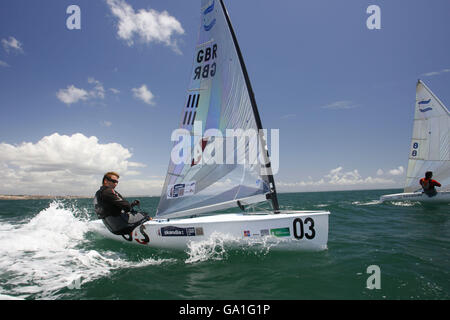 L'équipe olympique britannique de voile espère Ed Wright en action dans sa classe Finn dingy à Cascais, Portugal où il est sur le point de participer aux Championnats du monde de voile de la FIAS. APPUYEZ SUR ASSOCIATION photo. Date de la photo: Mercredi 20 juin 2007. Ed est dans la même classe que Ben Ainslie qui est actuellement impliqué dans la coupe de l'Amérique et donc incapable d'assister aux Championnats du monde. Son absence donne à l'équipe un mal de tête de sélection décidant qui envoyer à Pékin l'année prochaine, le trois fois médaillé olympique ou le sous-formulaire Wright. Le crédit photo devrait se lire: Chris Ison/PA Wire. Banque D'Images