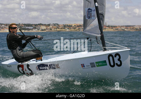 L'équipe olympique britannique de voile espère Ed Wright en action dans sa classe Finn dingy à Cascais, Portugal où il est sur le point de participer aux Championnats du monde de voile de la FIAS. APPUYEZ SUR ASSOCIATION photo. Date de la photo: Mercredi 20 juin 2007. Ed est dans la même classe que Ben Ainslie qui est actuellement impliqué dans la coupe de l'Amérique et donc incapable d'assister aux Championnats du monde. Son absence donne à l'équipe un mal de tête de sélection décidant qui envoyer à Pékin l'année prochaine, le trois fois médaillé olympique ou le sous-formulaire Wright. Le crédit photo devrait se lire: Chris Ison/PA Wire. Banque D'Images