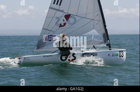 L'équipe olympique britannique de voile espère Ed Wright en action dans sa classe Finn dingy à Cascais, Portugal où il est sur le point de participer aux Championnats du monde de voile de la FIAS. APPUYEZ SUR ASSOCIATION photo. Date de la photo: Mercredi 20 juin 2007. Ed est dans la même classe que Ben Ainslie qui est actuellement impliqué dans la coupe de l'Amérique et donc incapable d'assister aux Championnats du monde. Son absence donne à l'équipe un mal de tête de sélection décidant qui envoyer à Pékin l'année prochaine, le trois fois médaillé olympique ou le sous-formulaire Wright. Le crédit photo devrait se lire: Chris Ison/PA Wire. Banque D'Images