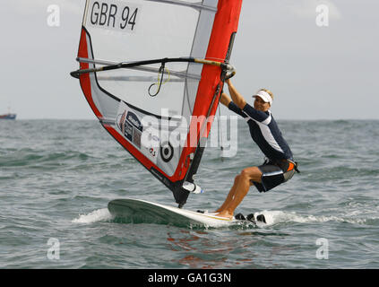 L'équipe olympique britannique de voile Bryony Shaw, pleine d'espoir, à bord de son voilier RS:X à Cascais, au Portugal, où elle est sur le point de participer aux Championnats du monde de voile de la FIAS. Banque D'Images