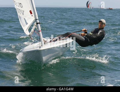 L'équipe olympique britannique de voile espère dans la classe laser Paul Goodison en action à Cascais, Portugal où il est sur le point de participer aux Championnats du monde de voile de la FIAS. Banque D'Images