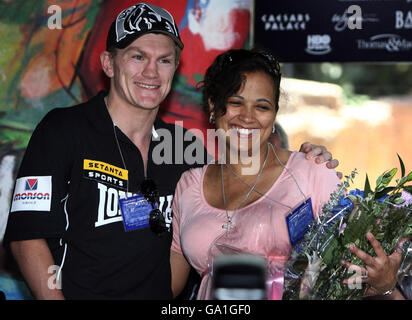 Ricky Hatton en Grande-Bretagne avec Michelle, épouse du boxeur Diego Corrales après une conférence de presse à l'hôtel Wynn à Las Vegas, Nevada, Etats-Unis. Banque D'Images