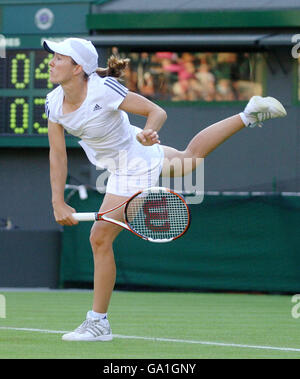 Tennis - Championnat de Wimbledon 2007 - première journée - All England Club.Justine Henin en Belgique contre Jorgelina Cravero en Argentine lors du championnat de tennis de pelouse de toute l'Angleterre à Wimbledon. Banque D'Images