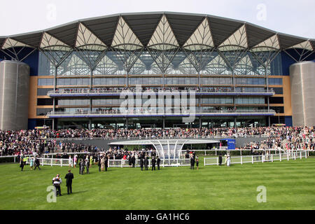 Courses hippiques - Réunion Royal Ascot 2007 - deuxième jour - Hippodrome d'Ascot.Vue sur la tribune principale de l'hippodrome d'Ascot, Berkshire, le deuxième jour de Royal Ascot Banque D'Images