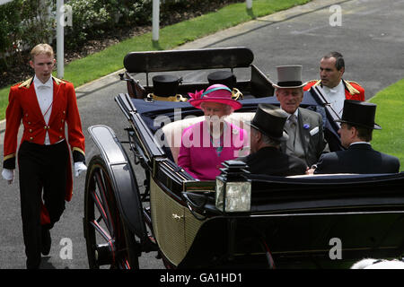 La reine Elizabeth ll et le prince Philip, duc d'Édimbourg arrivent en calèche pour le premier jour de l'Ascot royale. Banque D'Images