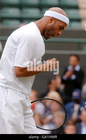 Tennis - Championnat de Wimbledon 2007 - deuxième jour - All England Club.James Blake des États-Unis célèbre sa victoire contre Igor Andreev de Russie lors du championnat de tennis de pelouse de toute l'Angleterre à Wimbledon. Banque D'Images