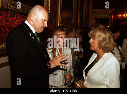 Camilla, la duchesse de Cornwall, rencontre le vétéran des Malouines Peter Cobbold, du RAF Regiment, et son partenaire Alison Harnwell (au centre) lors d'une réception au St James's Palace, dans le centre de Londres. Banque D'Images