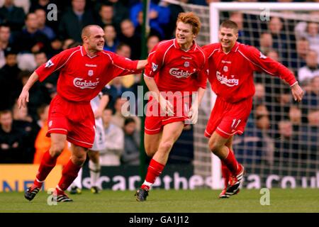 John Arne Riise (au centre) de Liverpool célèbre son troisième but alors que les coéquipiers Danny Murphy et Steven Gerrard se précipitent pour le féliciter Banque D'Images