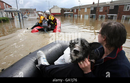 Les pompiers ont remorqué une femme et son chien en toute sécurité alors que les eaux d'inondation se dressent dans le péage près de Doncaster, dans le Yorkshire du Sud. Banque D'Images