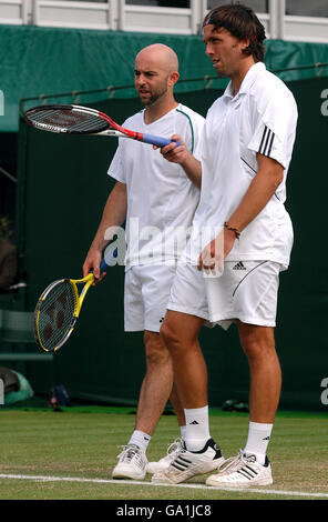 Lee Childs de Grande-Bretagne et Jamie Delgado (à gauche) en action contre Fabrice Santoro de France et Nenad Zimonjic de Serbie lors du championnat de tennis de pelouse de toute l'Angleterre à Wimbledon. Banque D'Images