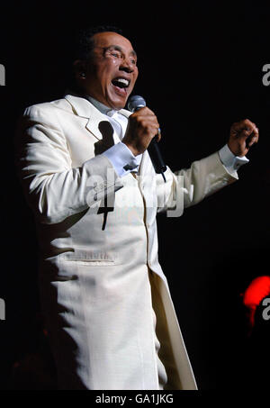 La chanteuse américaine Smokey Robinson se produit au Royal Albert Hall, dans le centre de Londres. Banque D'Images