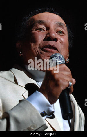 La chanteuse américaine Smokey Robinson se produit au Royal Albert Hall, dans le centre de Londres. Banque D'Images