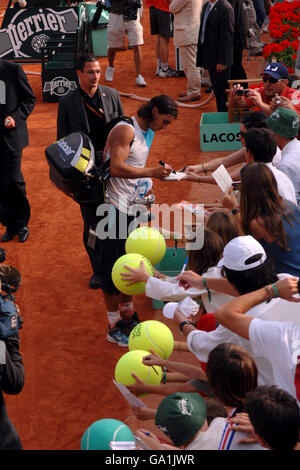 Tennis - 2007 French Open - jour 15 - finale hommes - Roland Garros.Rafael Nadal signe des autographes pour les fans après la finale de la mens contre Roger Federer Banque D'Images