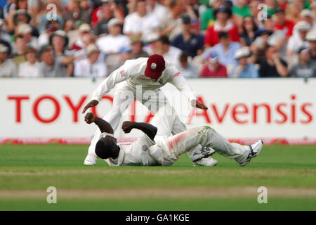 Cricket - npower troisième test - Angleterre / Antilles - troisième jour - Old Trafford.Darren Sammy des Antilles célèbre après avoir pris le cricket de Matthew Prior en Angleterre Banque D'Images