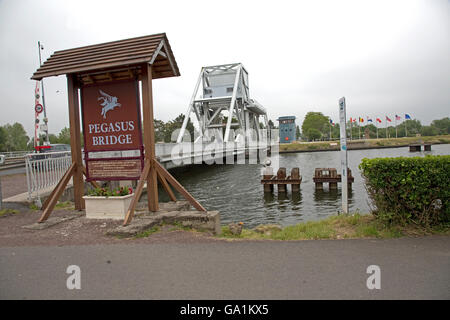 Information board du Pegasus Bridge sur le canal de Caen Normandie France Banque D'Images