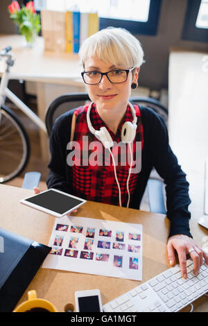 Graphic Designer working on computer Banque D'Images