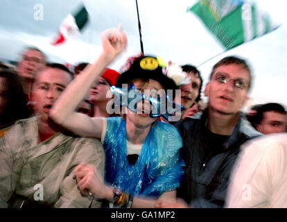 La foule aime jouer à Arcade Fire sur l'autre scène au Glastonbury Festival 2007 à la ferme digne de Pilton, Somerset. Banque D'Images