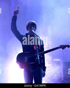 Les Arctic Monkeys se sont produits sur la scène de la Pyramide au Glastonbury Festival de 2007 à la ferme digne de Pilton, dans le Somerset. Banque D'Images